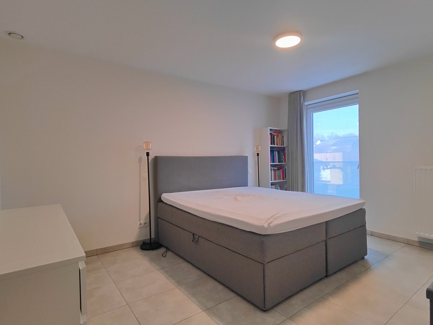 Recent tweeslaapkamer appartement met carport in centrum Beselare 