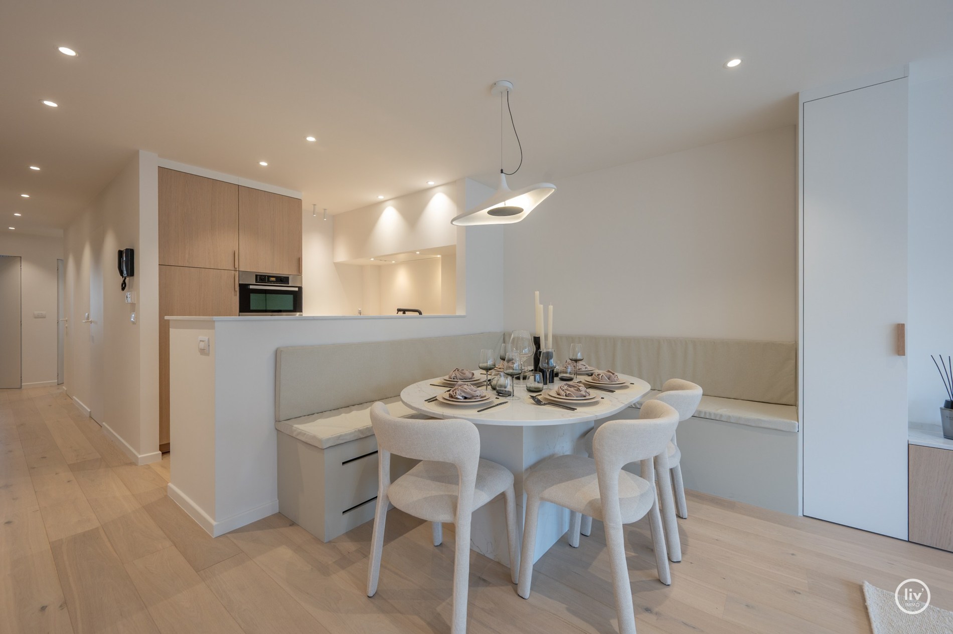 Appartement entièrement rénové et élégant au cœur de Knokke dans la Lippenslaan. 