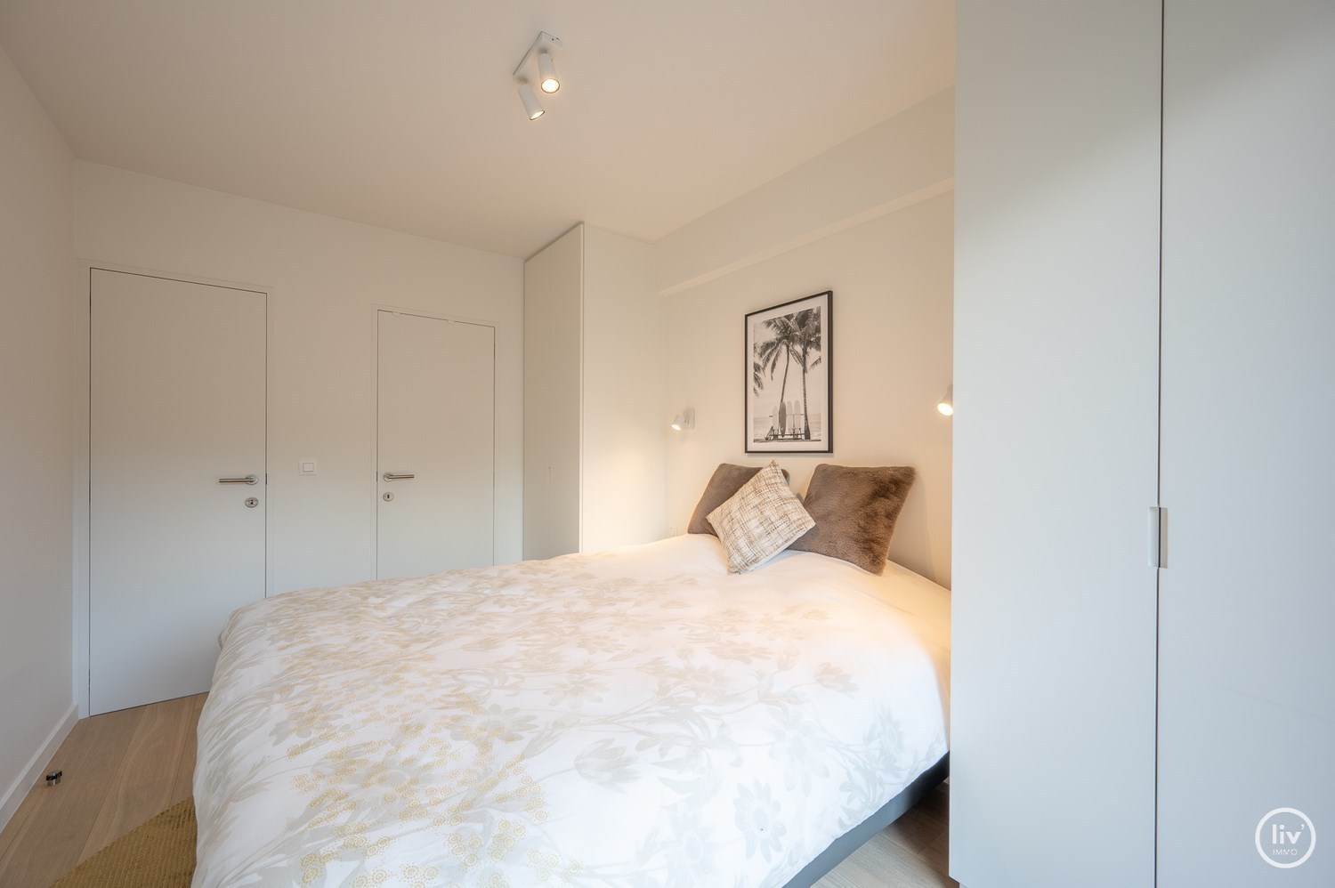 Integraal gerenoveerd 2-kamer appartement met een open zicht over het Yzepark (mogelijkheid tot aankoop van een garage onder de overzijde ). 