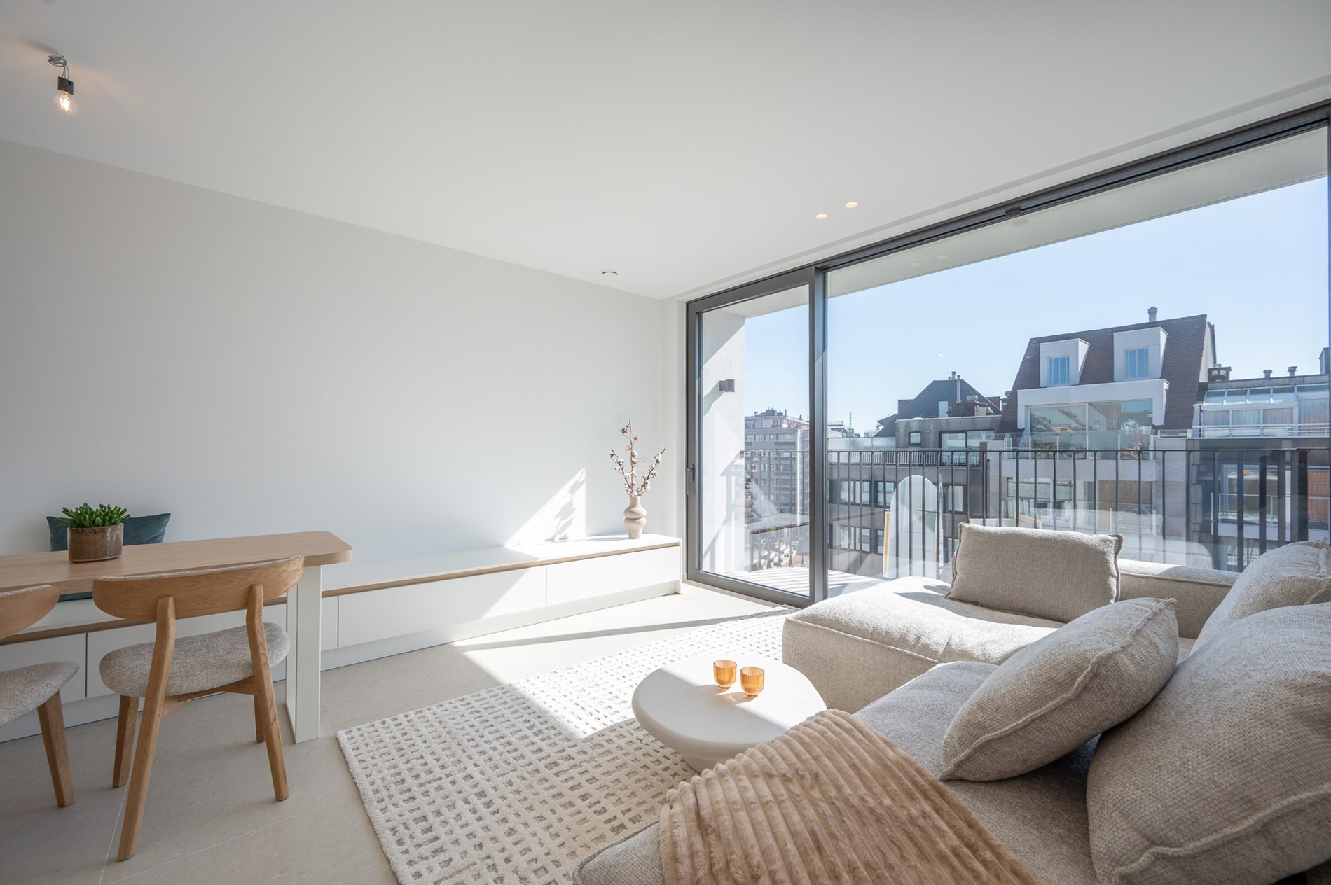 Volledig afgewerkt nieuwbouw app. met aangename zichten  gelegen in het centrum van Knokke. 