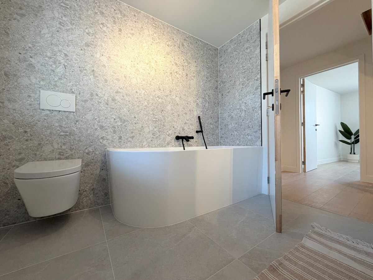 Prachtige ruime woning met 4 slaapkamers en 2 badkamers ! *** NONO INSPIRED *** 