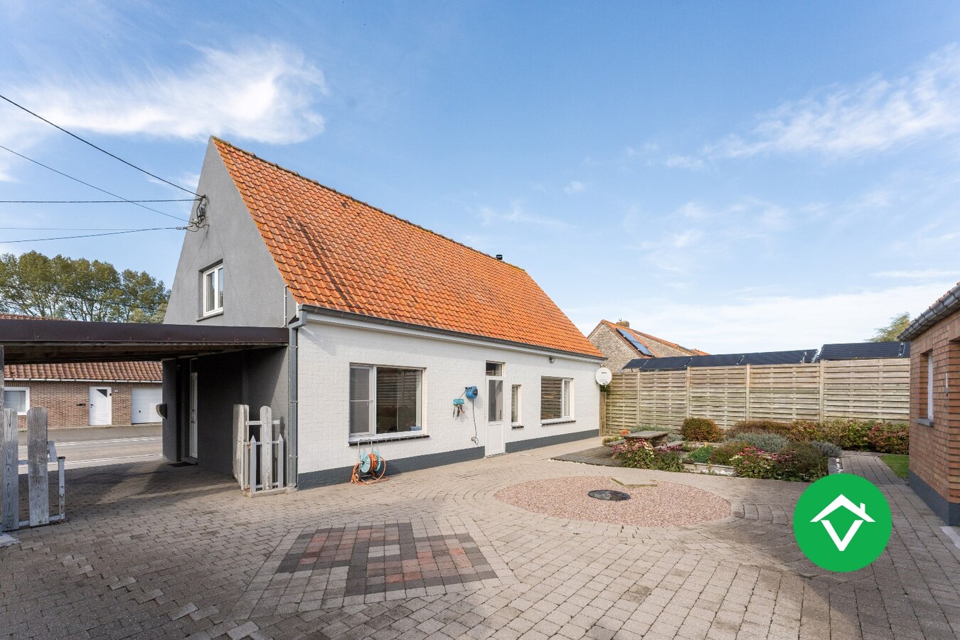 Landelijke woning met bijgebouw en zicht op de velden te koop in Vladslo 