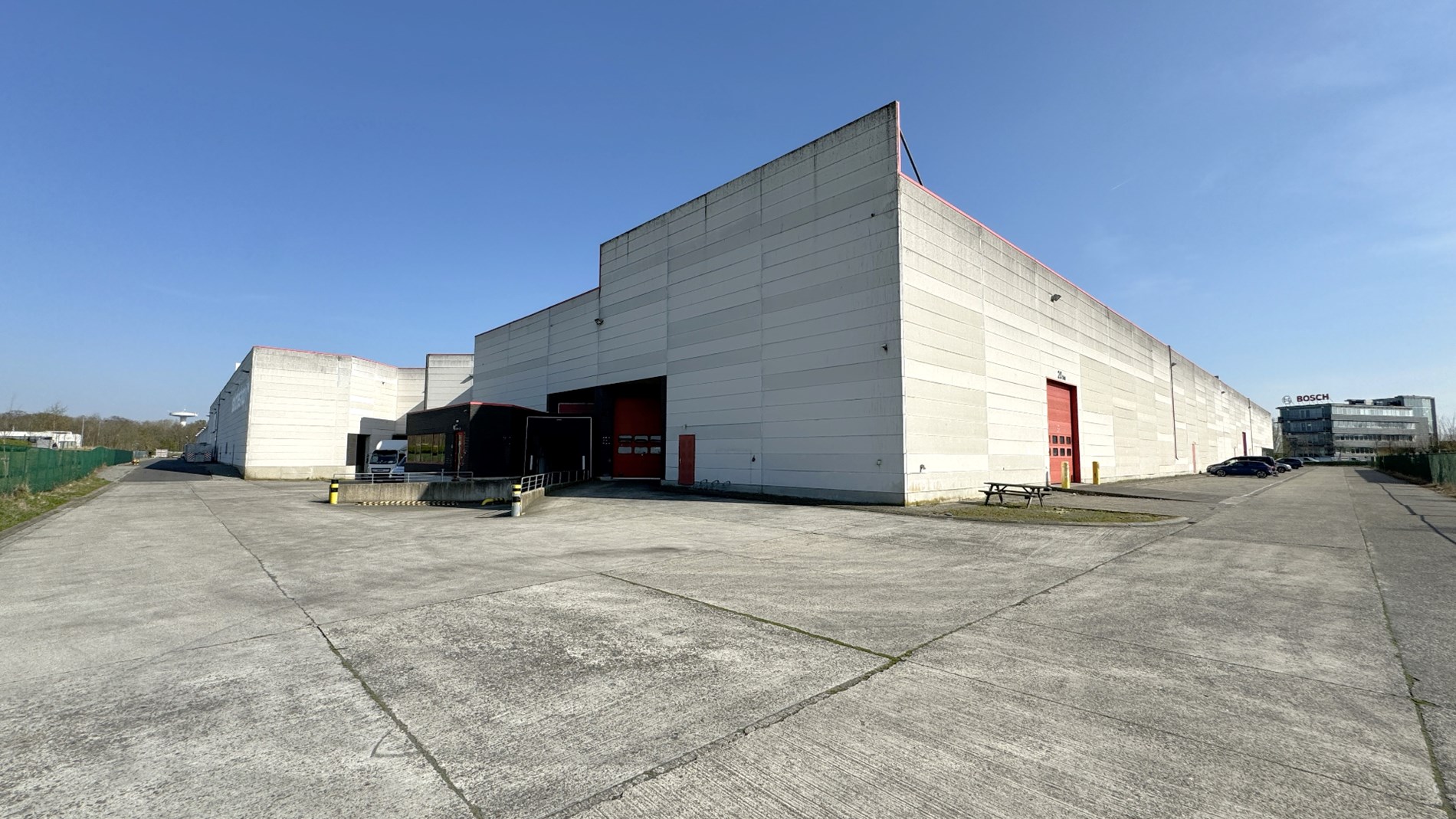 Loods met kantoor te huur nabij E19 in Mechelen