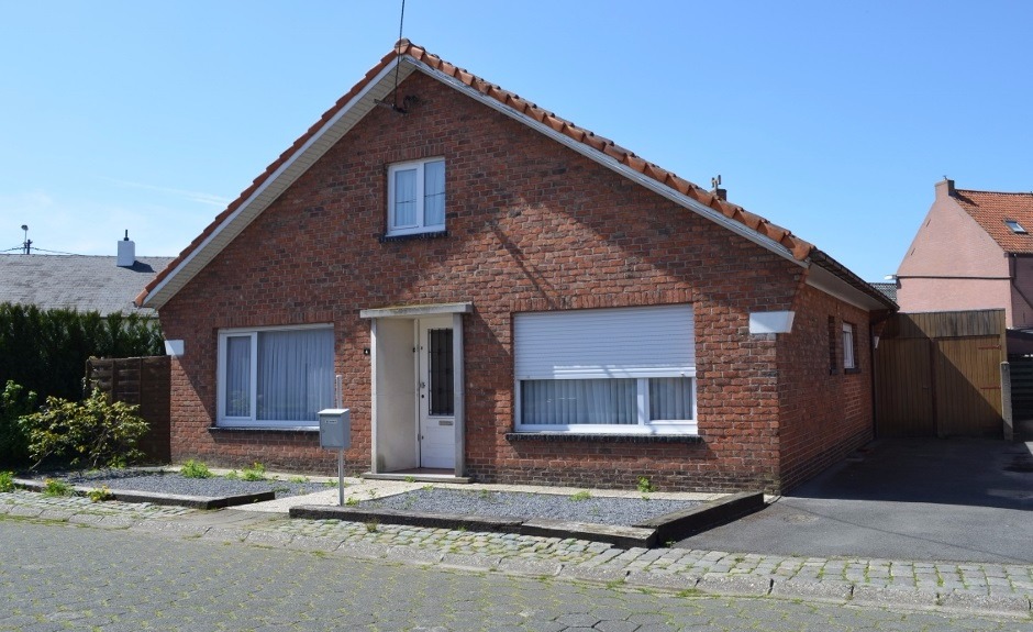 Te renoveren woning met garage nabij centrum Maldegem 