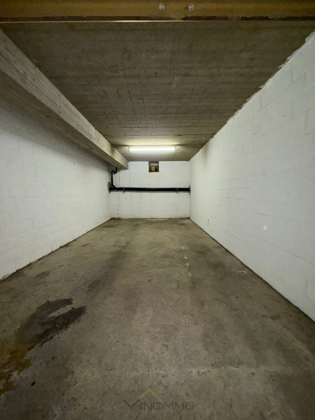 Ruime centraal gelegen garagebox op wandelafstand van de Lippenslaan en Zeedijk Albertstrand. 