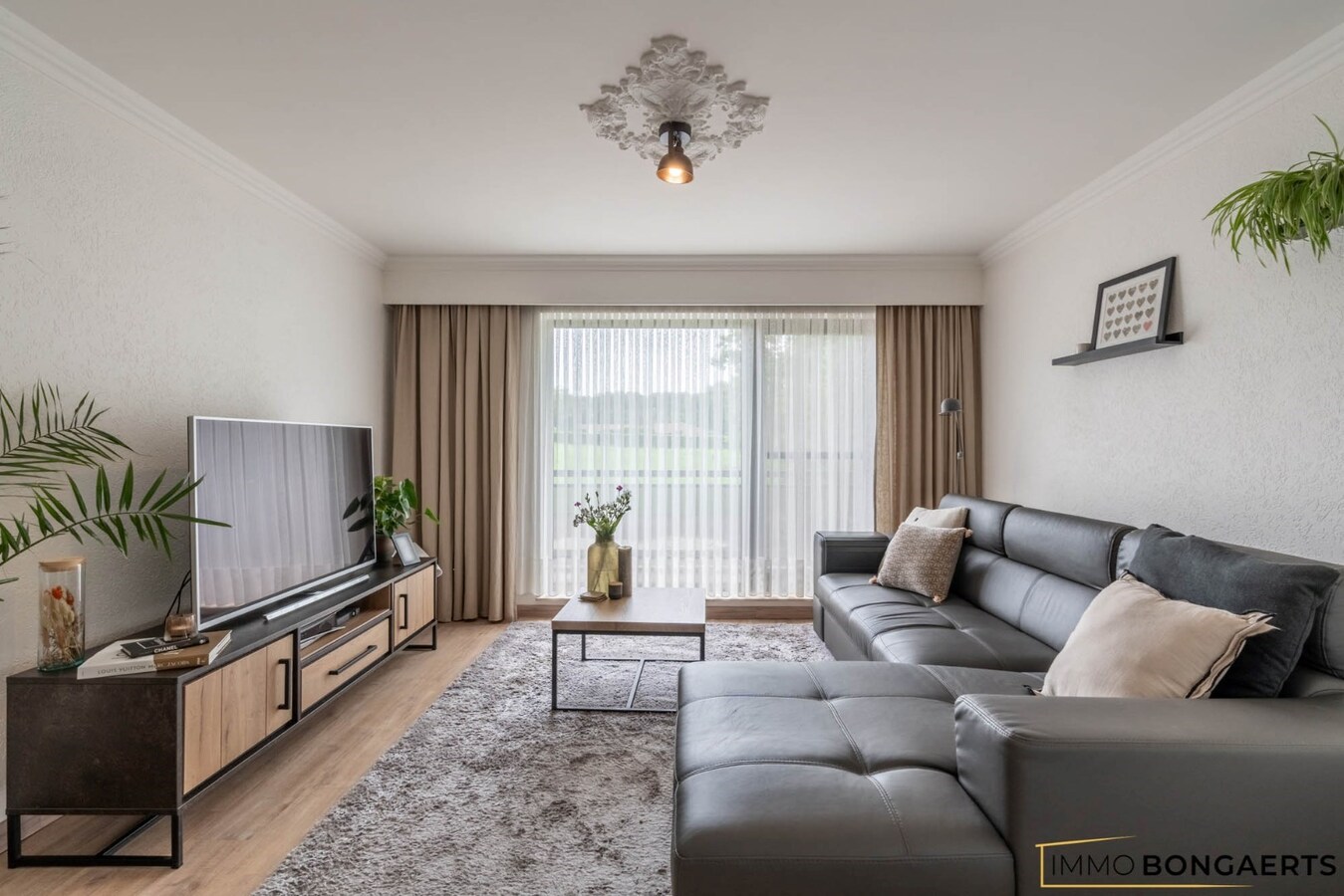 Ruim appartement met 3 slaapkamers en garage. 