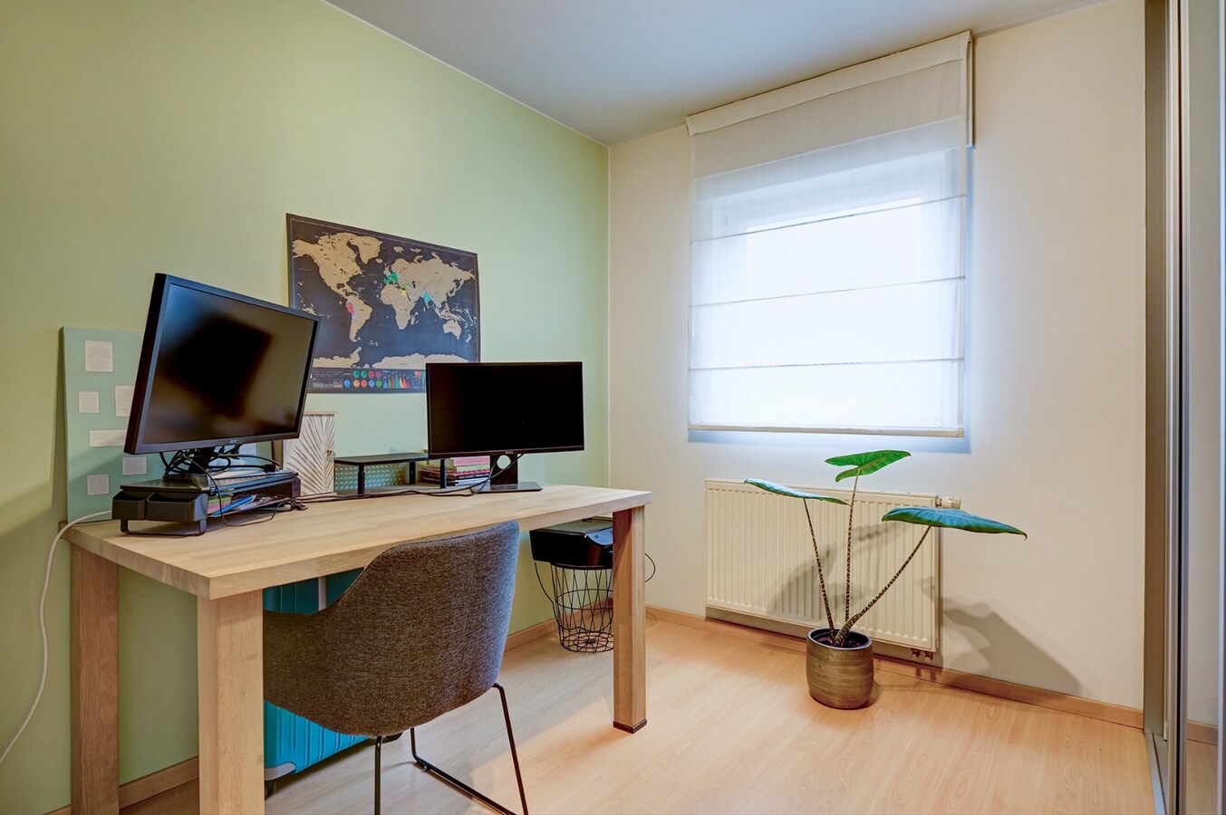 Ruim, centraal gelegen appartement met twee slaapkamers en staanplaats 