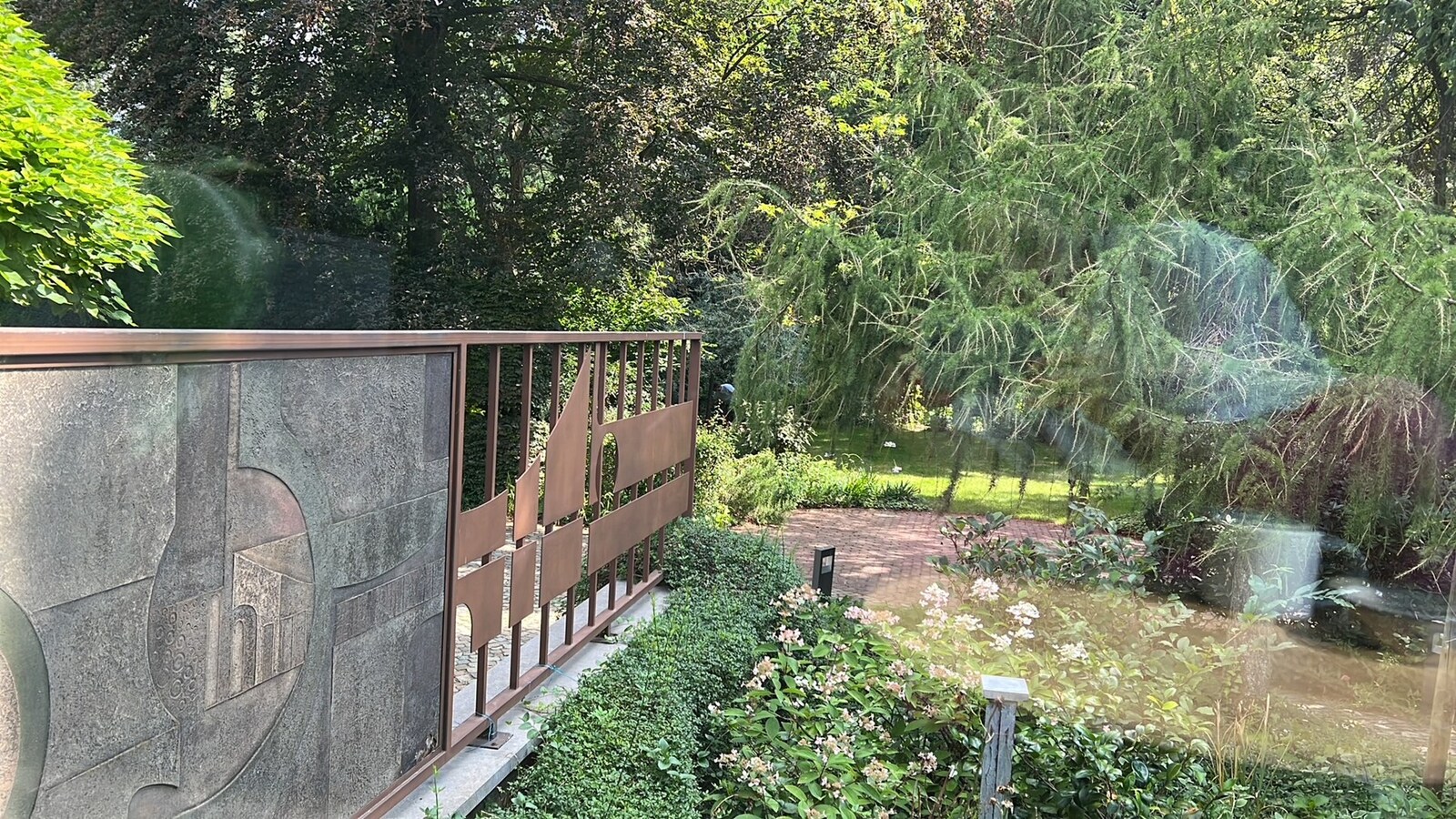 Bemeubelde villa met prachtige tuin 