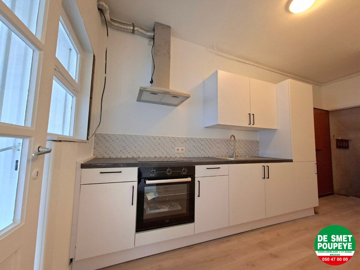 Halfopen woning met  5 slaapkamers en 2 garages 