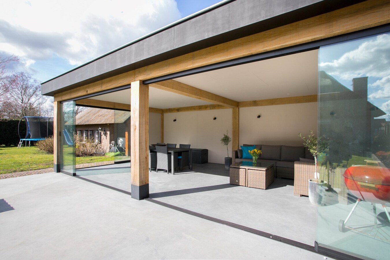 Riante vrijstaande villa met rieten dak gelegen op een perceel van 1.240 m2. 