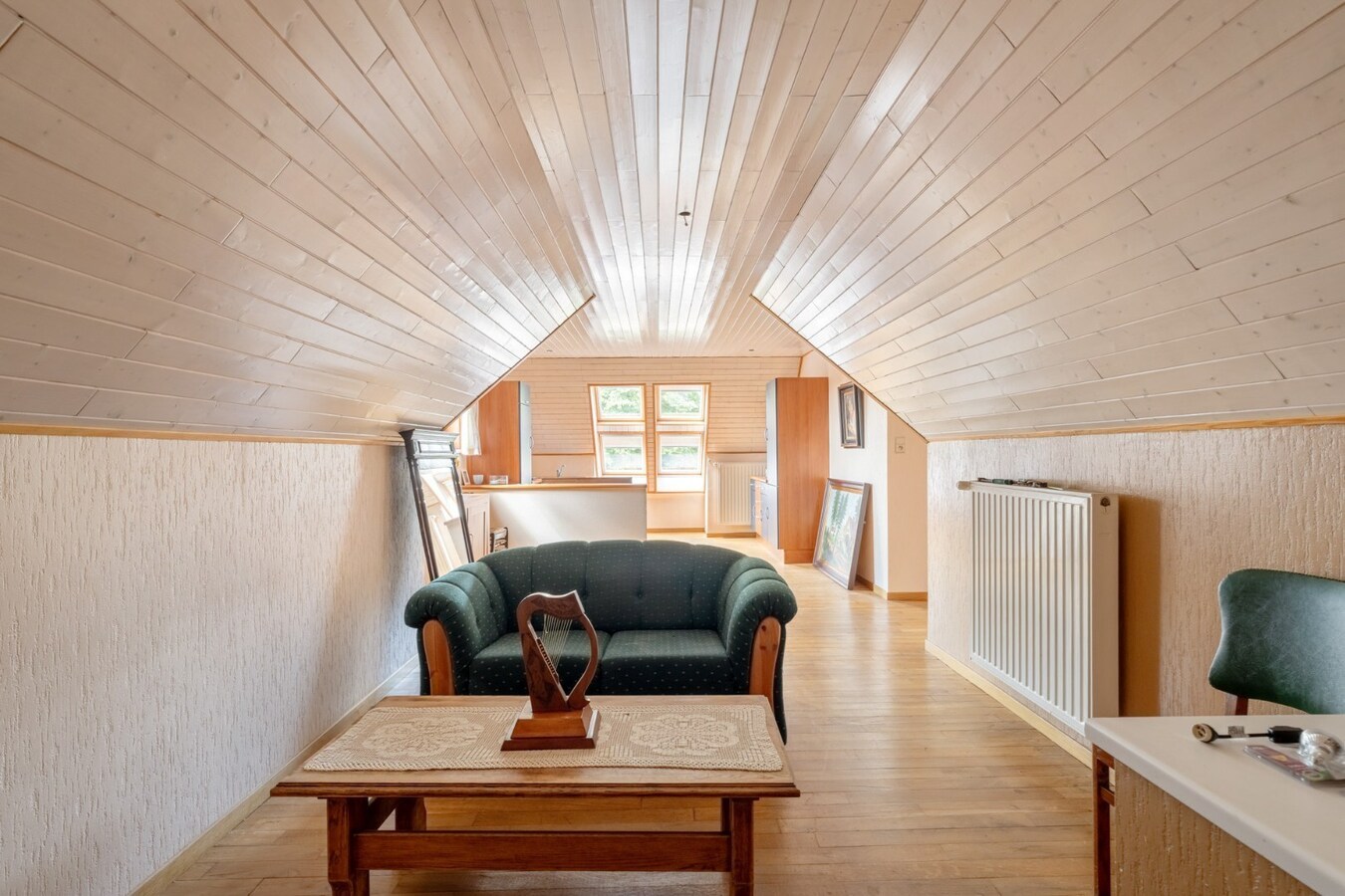 Ruim, karaktervol landhuis met parkachtige tuin op perceel van 16a29ca. 