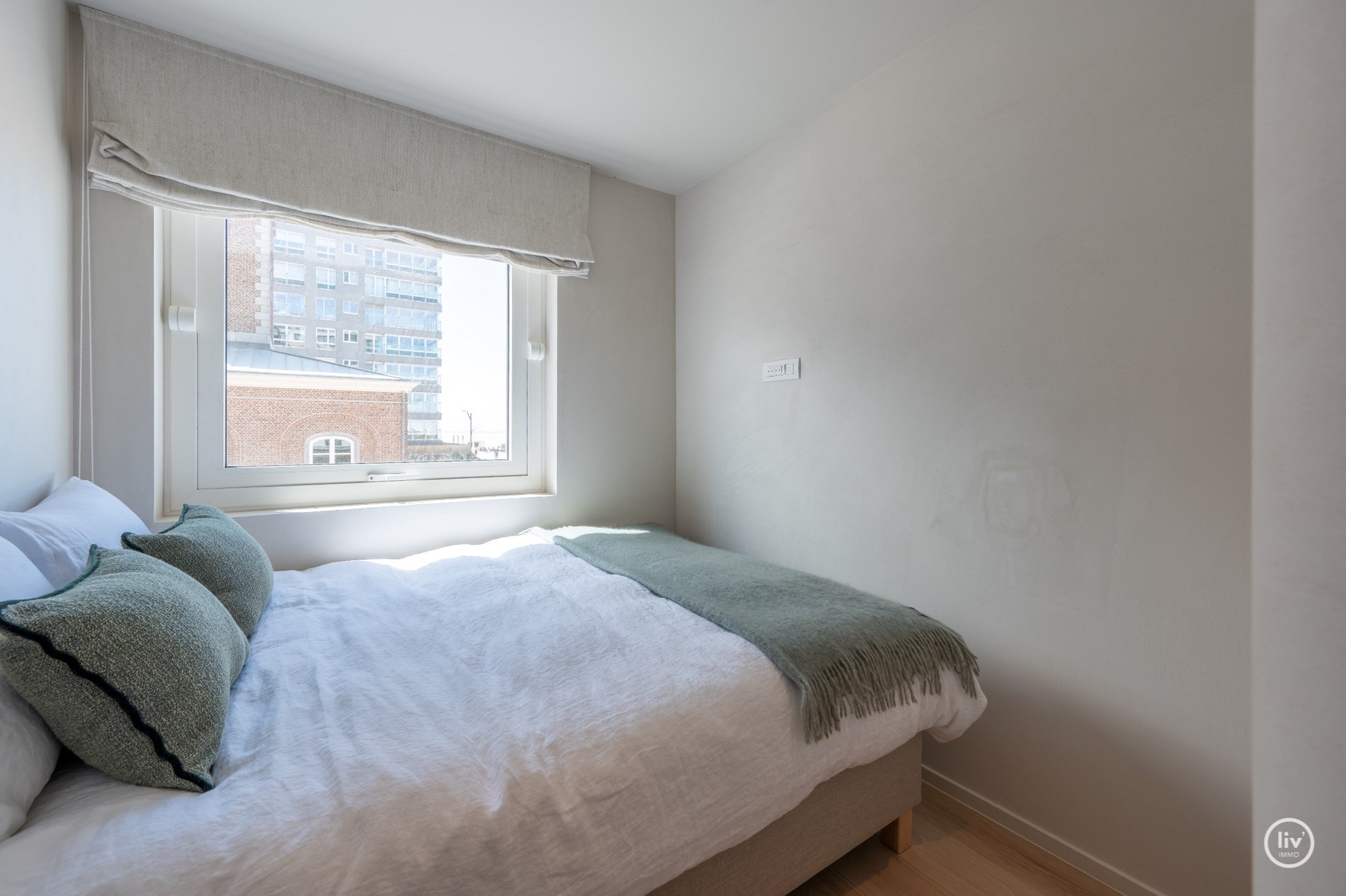 Magnifique appartement d'angle avec vue frontale sur la mer et terrasse orientée ouest situé sur la place de la Tour de Lumière à Knokke. 