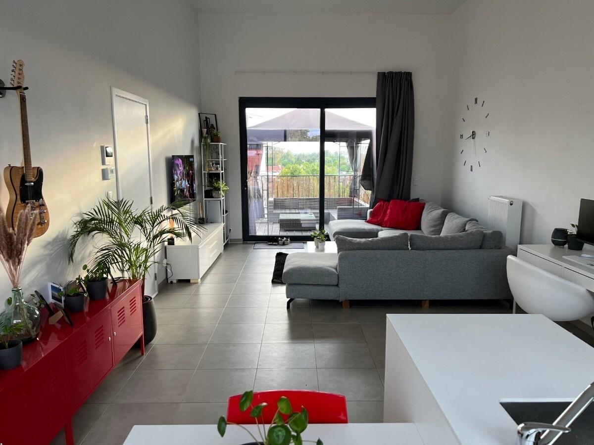 Uniek appartement (2 SUPER terrassen) op de Gaverse Markt !   LOFT-gevoel (hoogte : 3 m). 