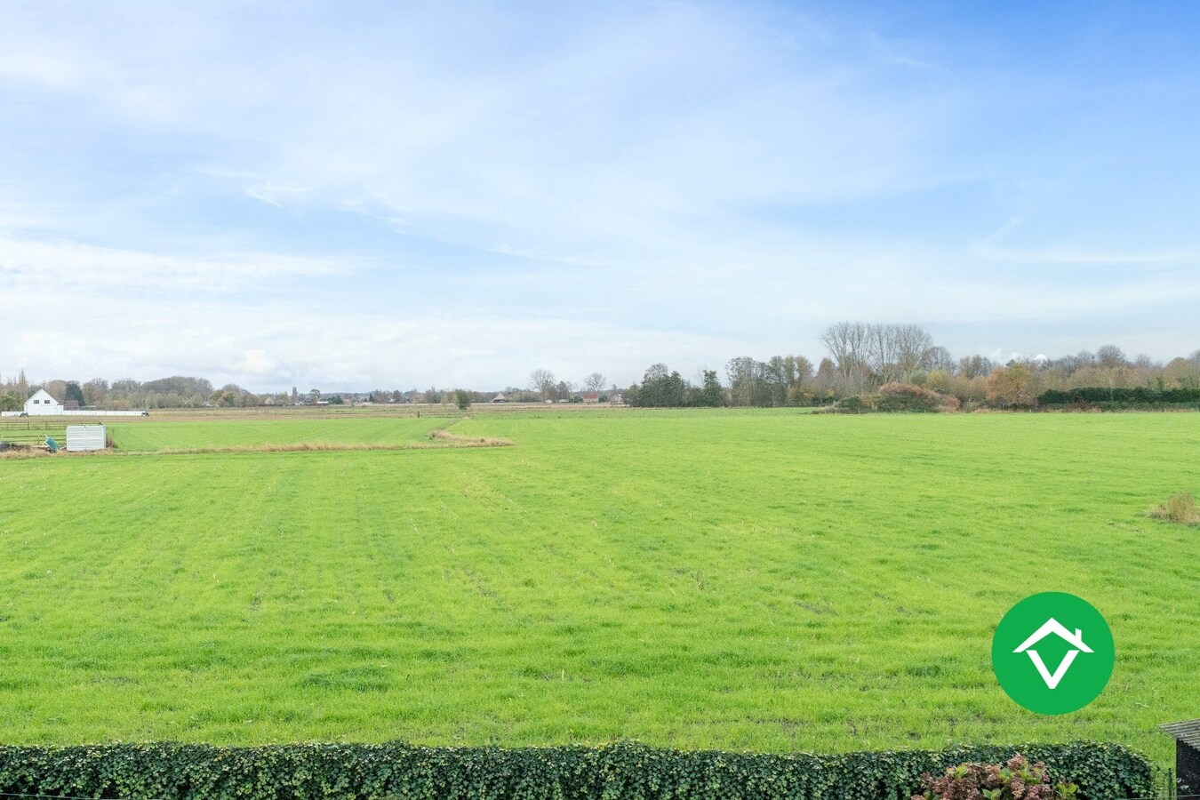 Op te frissen gezinswoning met twee garages en landelijk zicht te Eernegem 