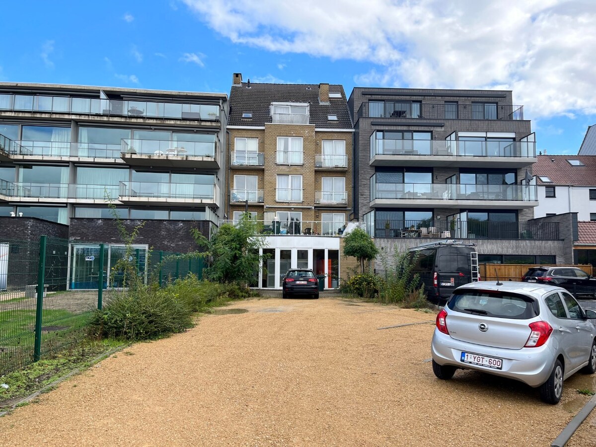 Uitstekend gelegen commercieel pand met parkeermogelijkheden ! 