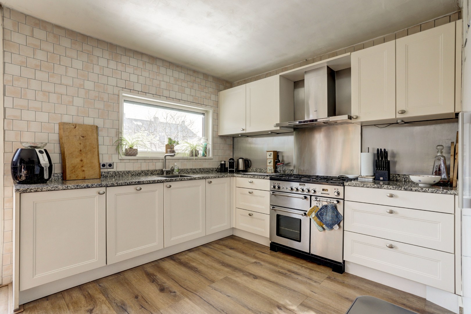 Ruime uitgebouwde 6-kamer hoekwoning met kunststofkozijnen, dakkapellen, grote tuin en eigen grond. 