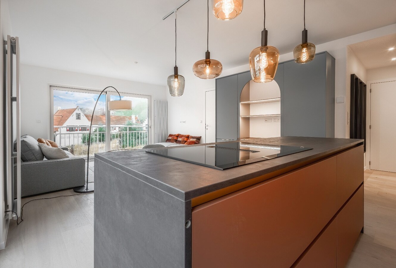 Volledig gerenoveerd hoekappartement met open zicht in exclusieve villaresidentie te Duinbergen 