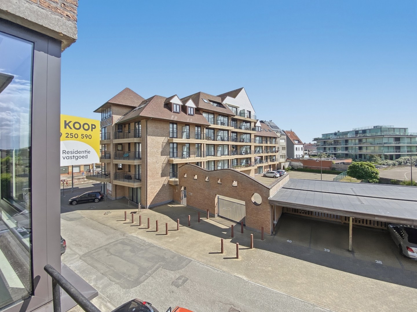 Op te frissen 2-slaapkamerappartement (73m²) te Koksijde Sint-Idesbald. 