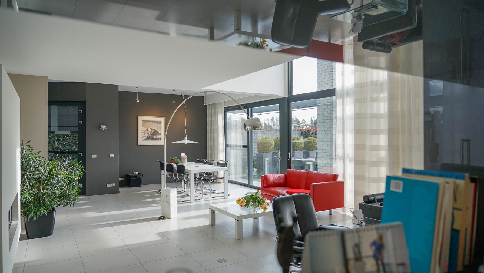 Dorne : moderne woning met parktijkruimte / bureel, volwaardige kelderverdieping, terras, zwemvijver en weide. Prachtig uitzicht. 