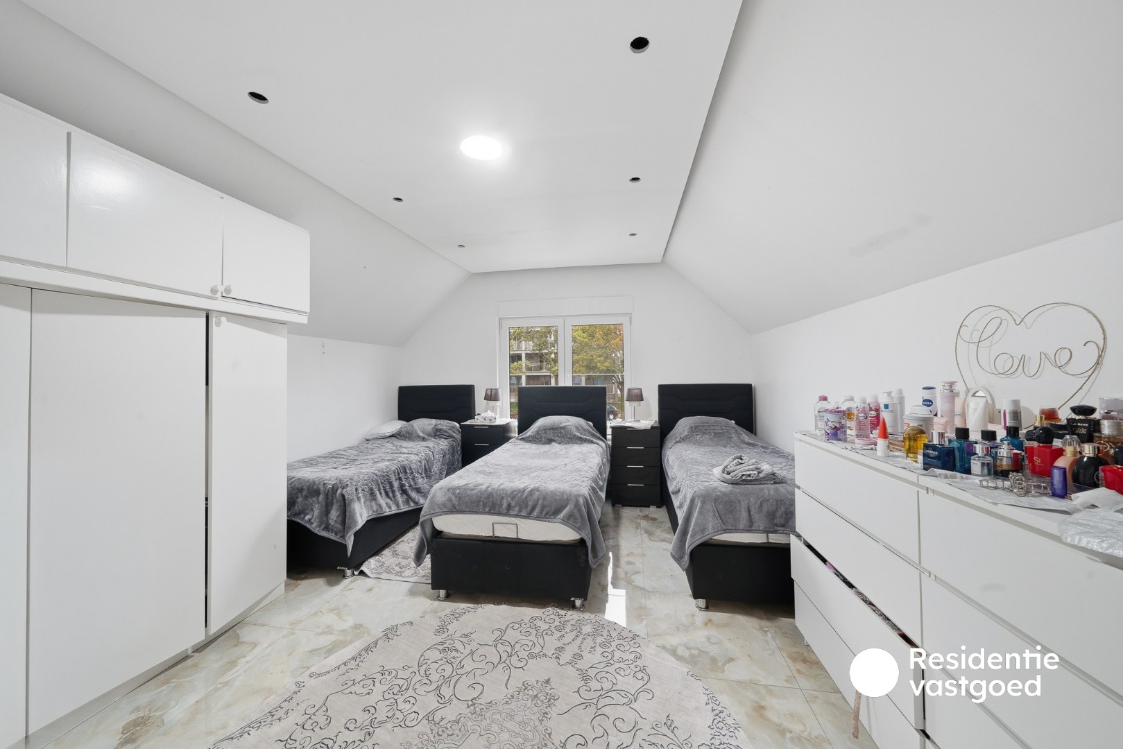 Halfopen woning met tuin en garage te koop 
