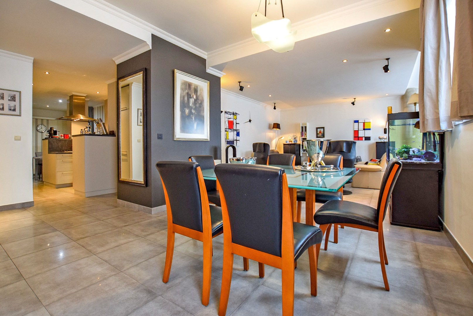 Prachtig onderhouden gelijkvloersappartement van maar liefst 175m² gelegen op 50m van het strand te Sint-Idesbald. 