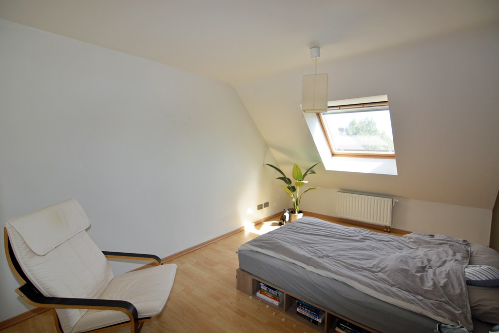 Modern triplex appartement met 3 slpks, terras, kelderberging en autostaanplaats. 