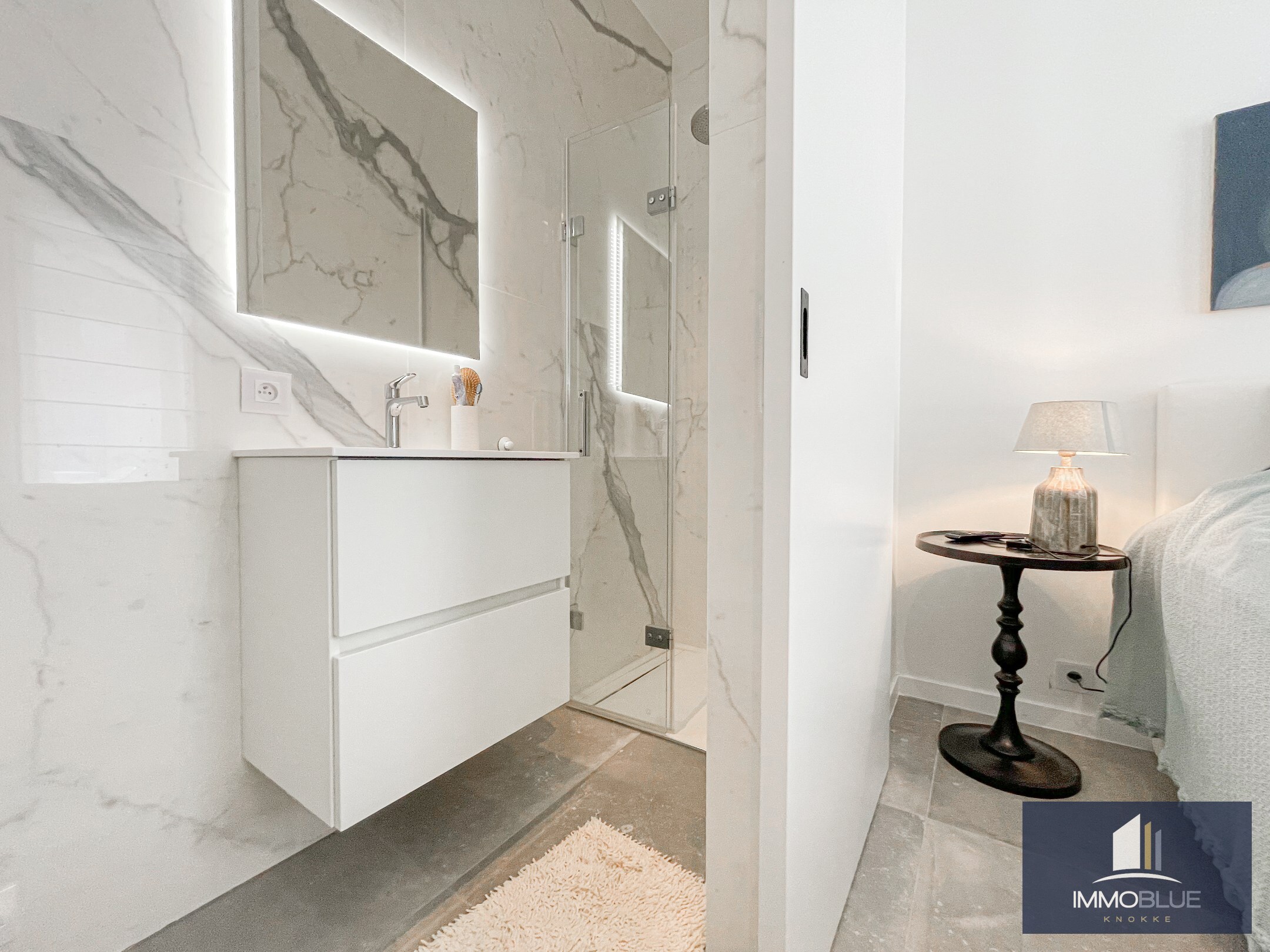 Subliem, luxueus tuinappartement met dubbele garage, rustig gelegen in een standingvolle residentie. 