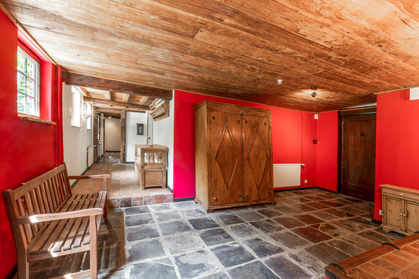 Authentieke hoeve in uitzonderlijke conditie op een perceel van 5.263 m² te Malle aangrenzend aan bosrijk gebied. 