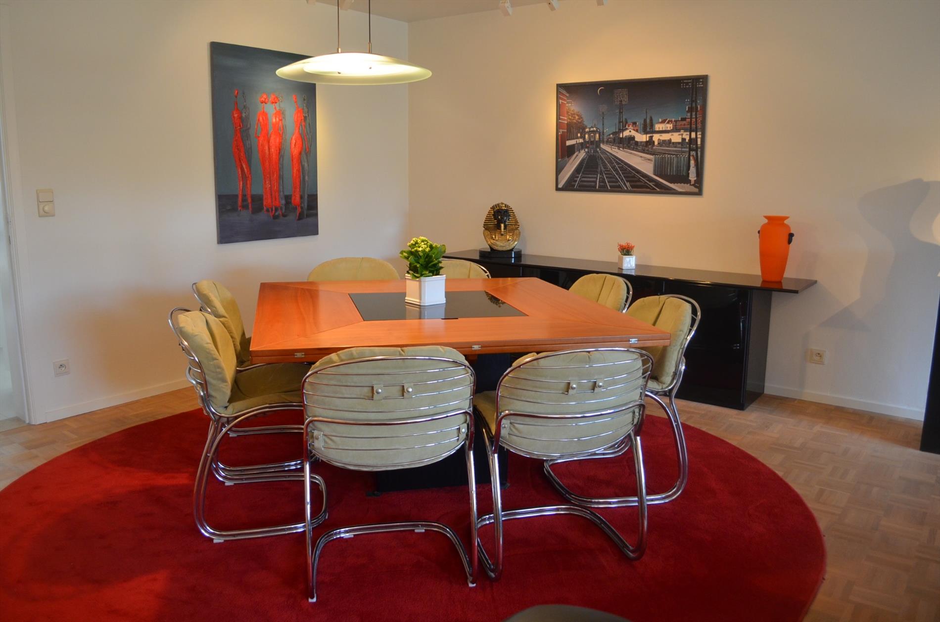 Ruime stijlvolle bel-etage met praktijkruimte, 5 slaapkamers en tuin te centrum Eeklo 