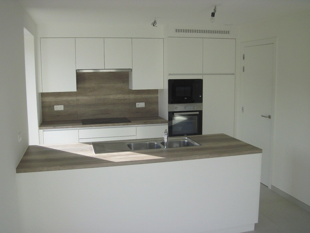 Eigentijds duplex-appartement. Geen vaste kosten !! 