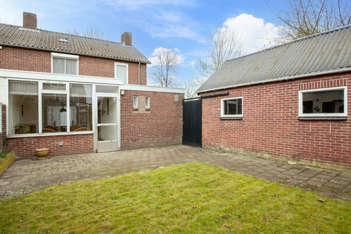 Halfvrijstaand woonhuis met garage gelegen op een royaal perceel van 460 m2. 