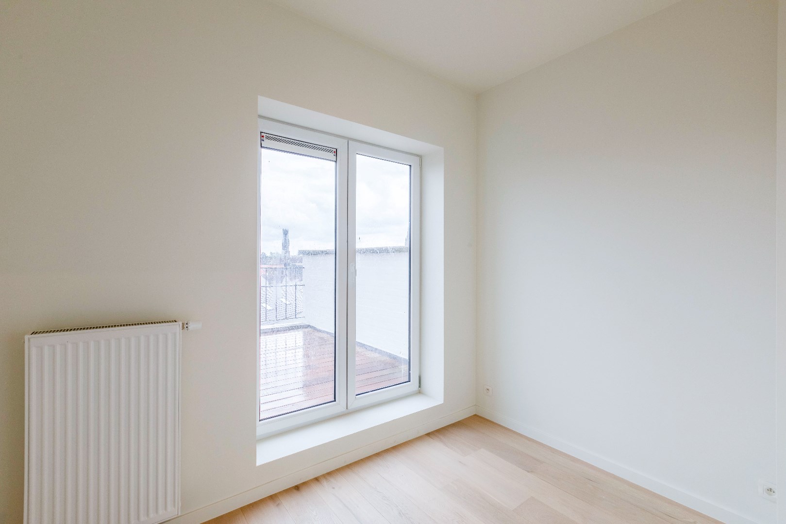 Gerenoveerd 1slp. app met bureau en groot terras. 