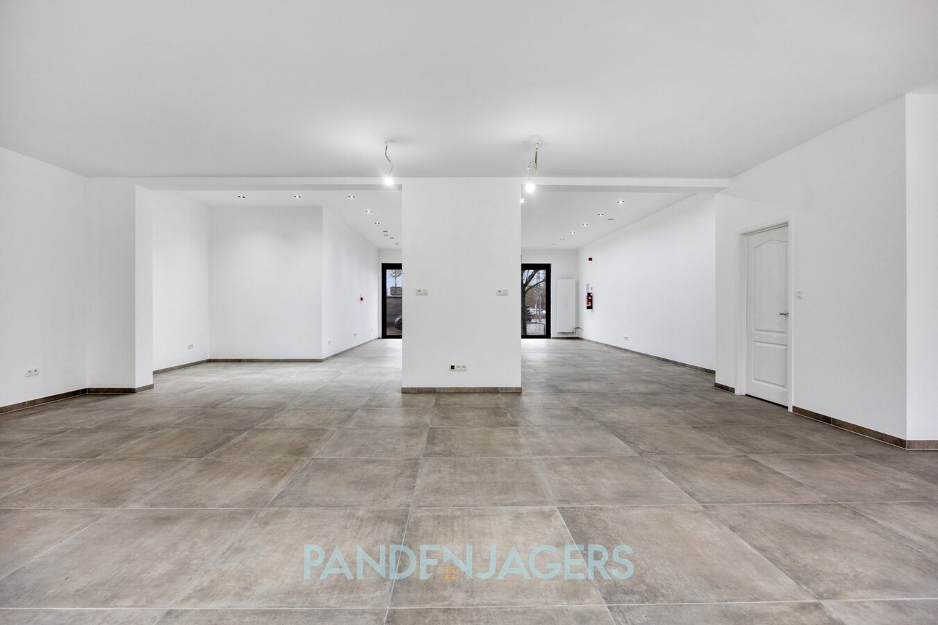 Volledig gerenoveerd handelspand met uitzonderlijke buitenruimte te Duffel 