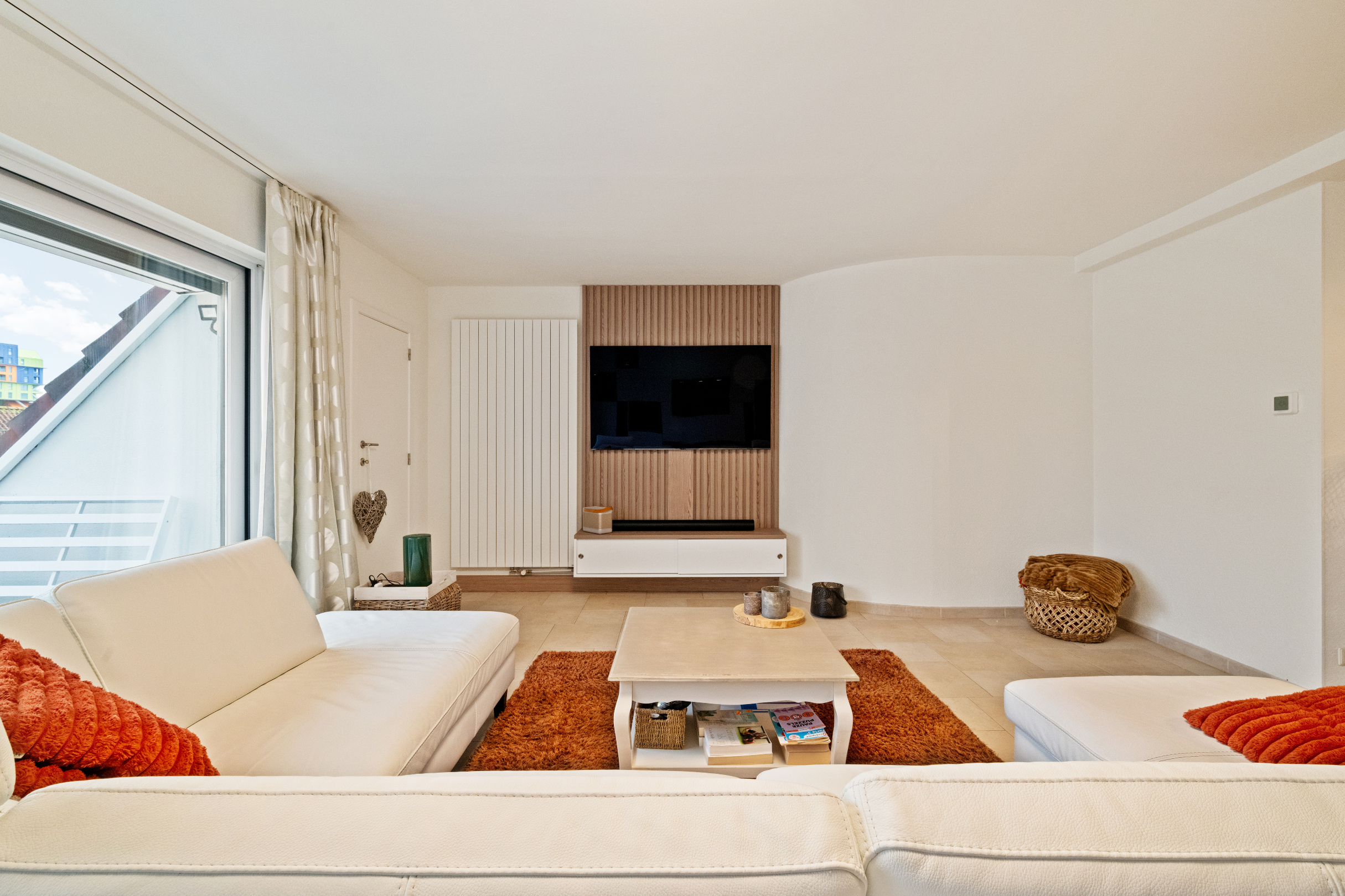Voici la traduction en français :Grand appartement en duplex avec 2 chambres, 2 salles de bains et terrasses ensoleillées, près de la digue de Heist (possibilité d'offre d'un garage intégré). 