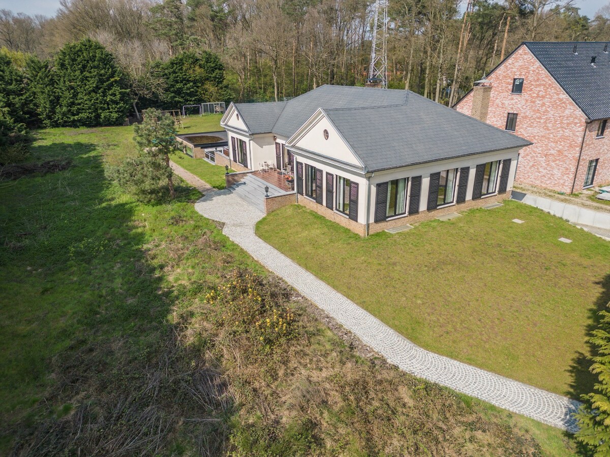 Zeer ruime woning op een perceel van circa 20 are 