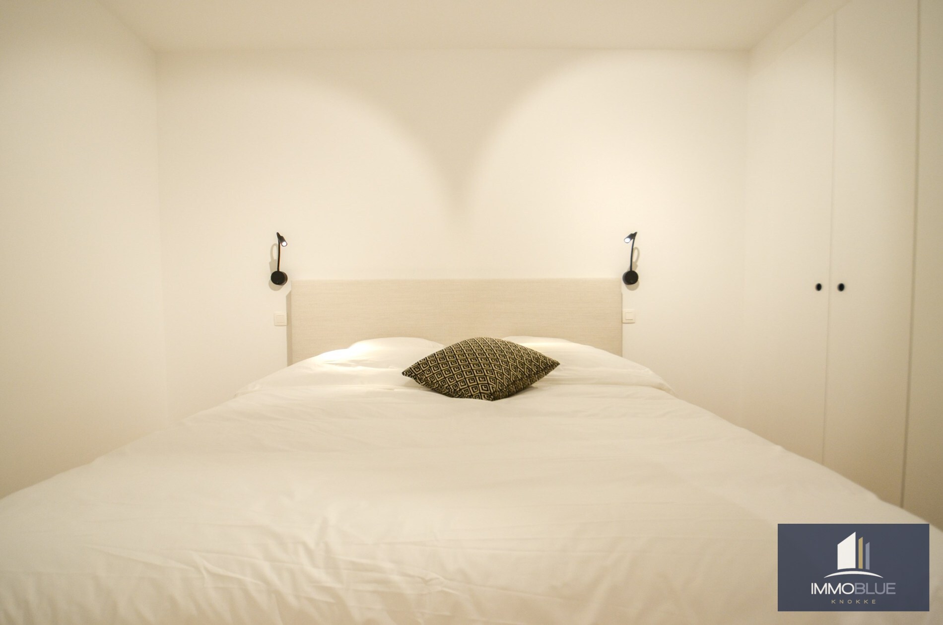 Appartement intemporel,  entièrement rénové, avec vue latérale sur la mer, situé au Zoute. 