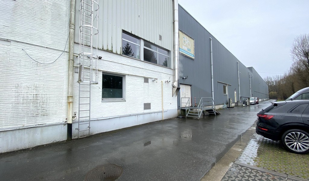 Magazijn en kantoor te huur op logistieke site te Bornem
