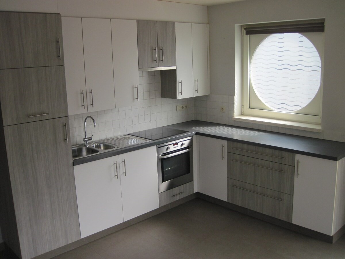 Lichtrijk appartement met ruim terras. Geen vaste kosten ! 