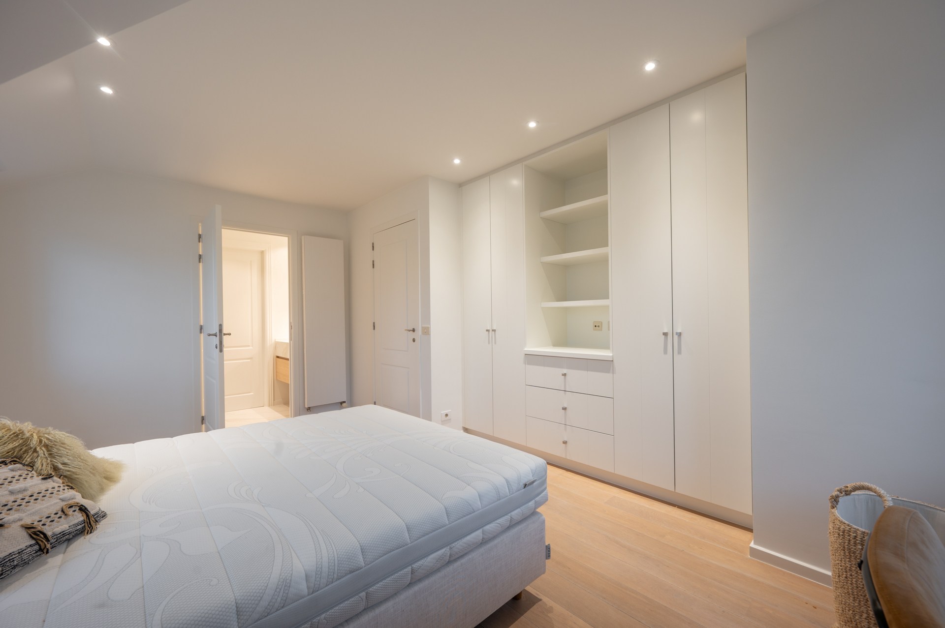 Villa exclusive entièrement meublée avec 5 chambres, piscine et double garage - emplacement prestigieux et calme près du Zoute. 