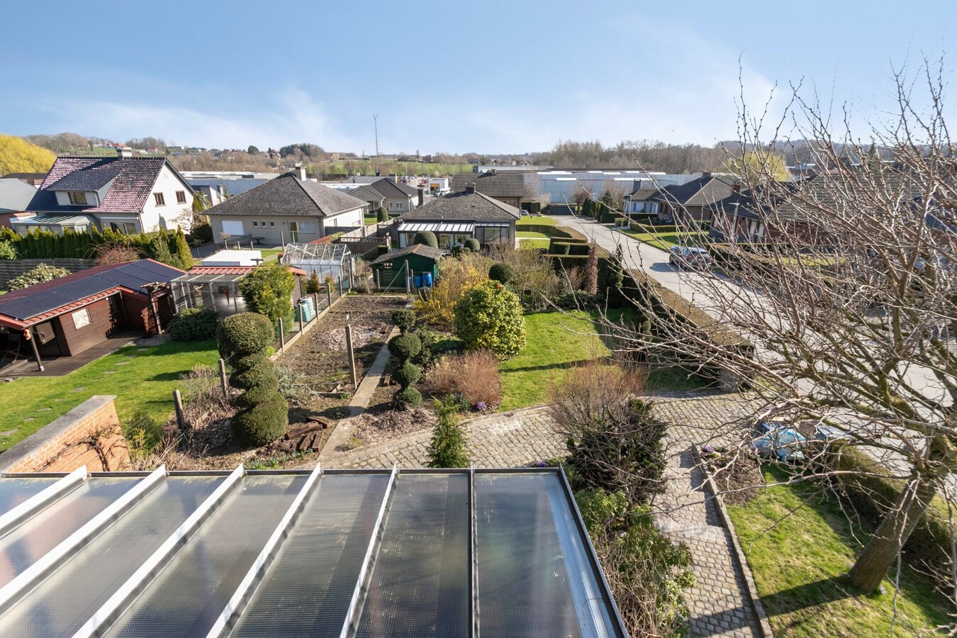 Ruime woning met 4 slaapkamers, veranda en volledig onderkelderd perceel (615 m²) 