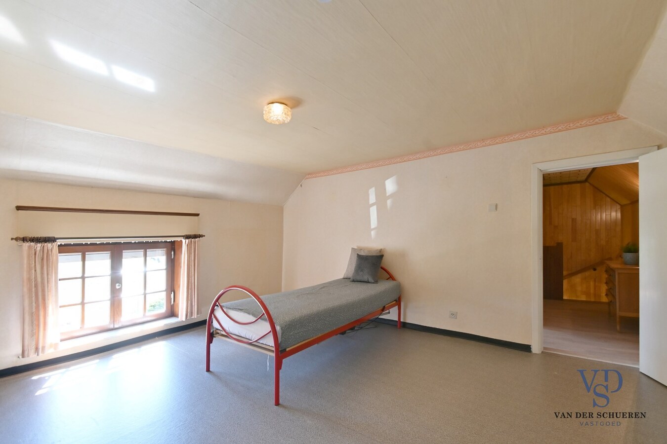 Op te frissen half open bebouwing 