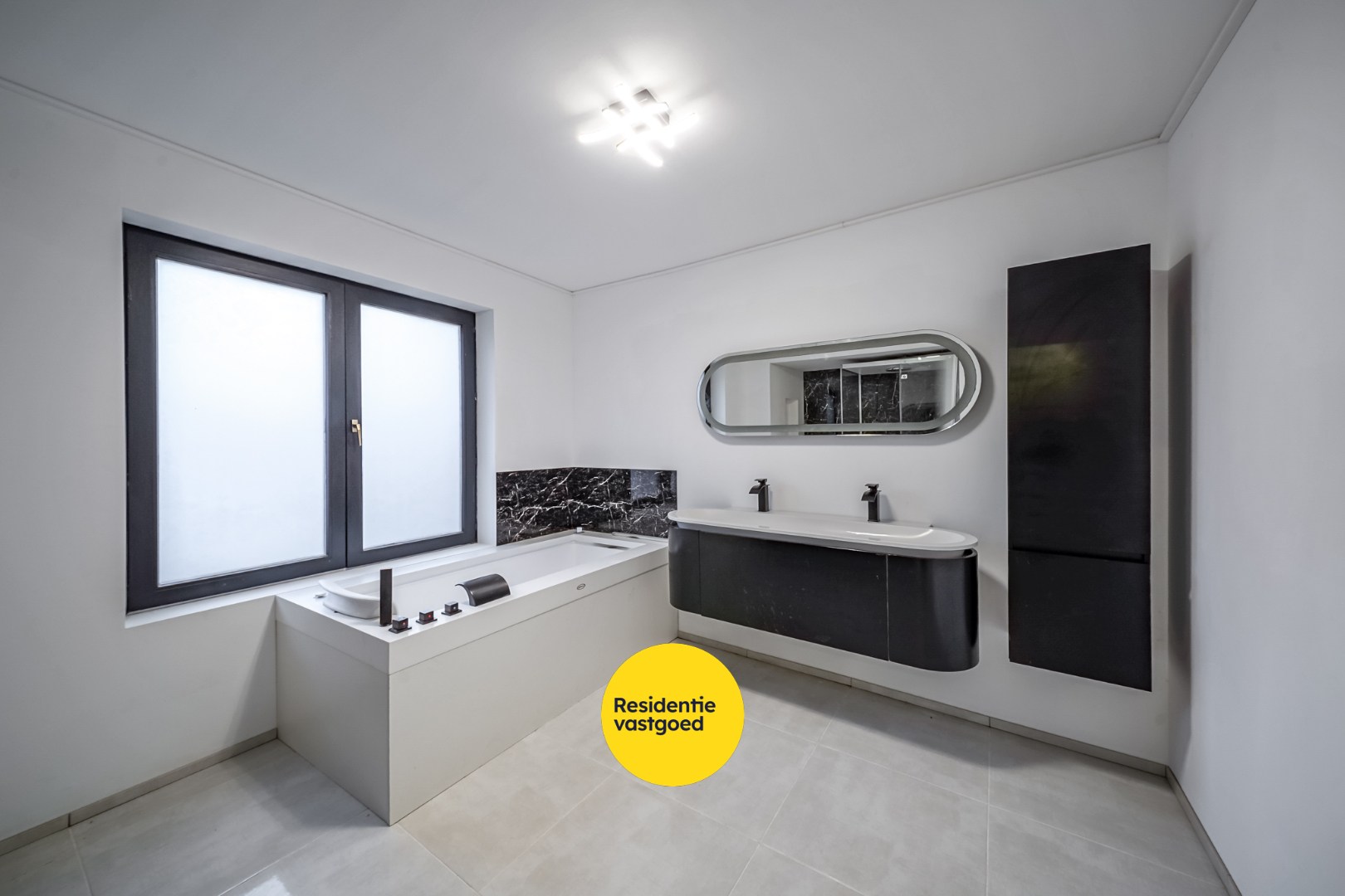 Recent gerenoveerde hoekwoning met garage, koer én dakterras in Stene 