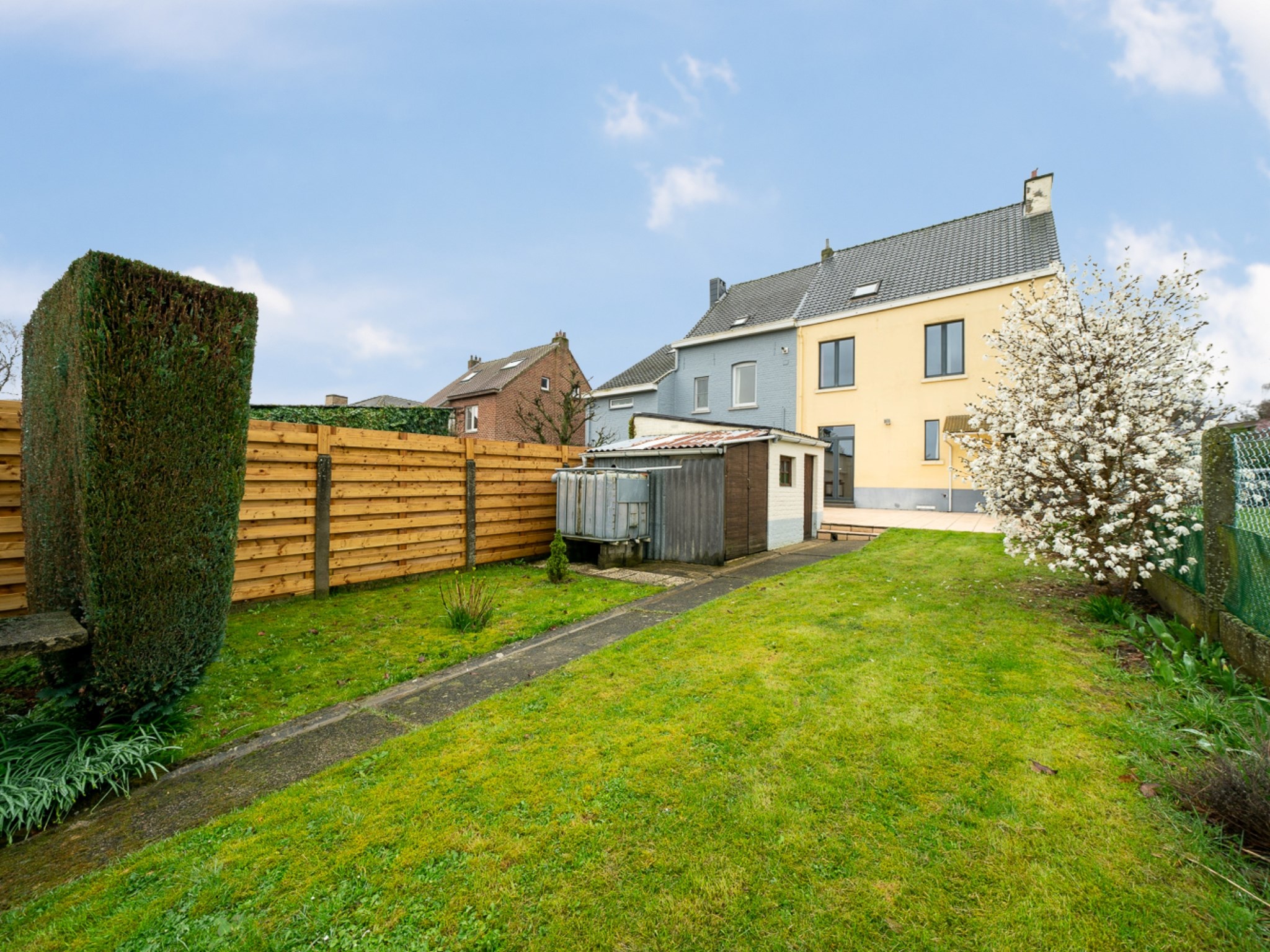 Ruime woning met 5 kamers (mogelijk) en open zicht 