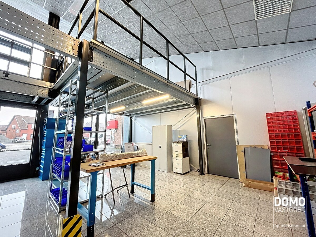 RUIM COMMERCIEEL GEBOUW VOORZIEN VAN TOONZAAL, KANTOREN EN OPSLAGPLAATS IN HERK-DE-STAD 