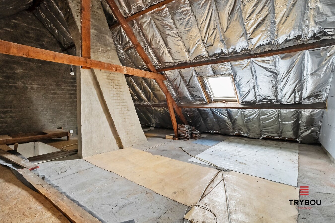 Ruime halfopen woning met 4 slaapkamers en garage 