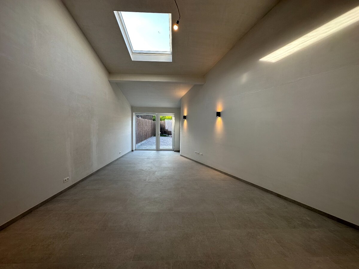 Uitstekend gelegen, halfopen woning met twee slaapkamers 