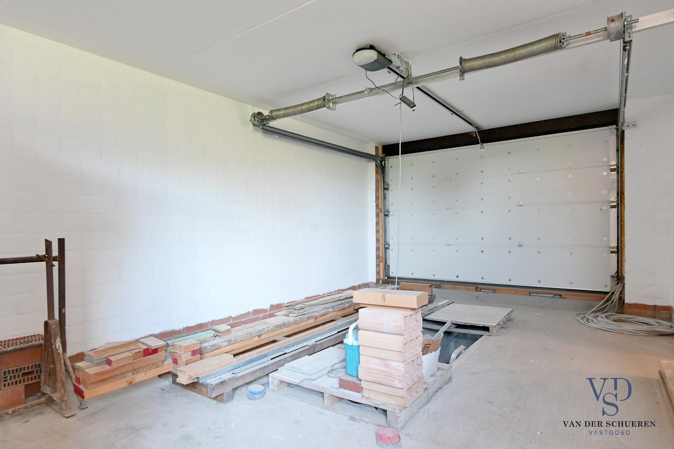 Eigentijdse woning (nog af te werken) te Vurste. 