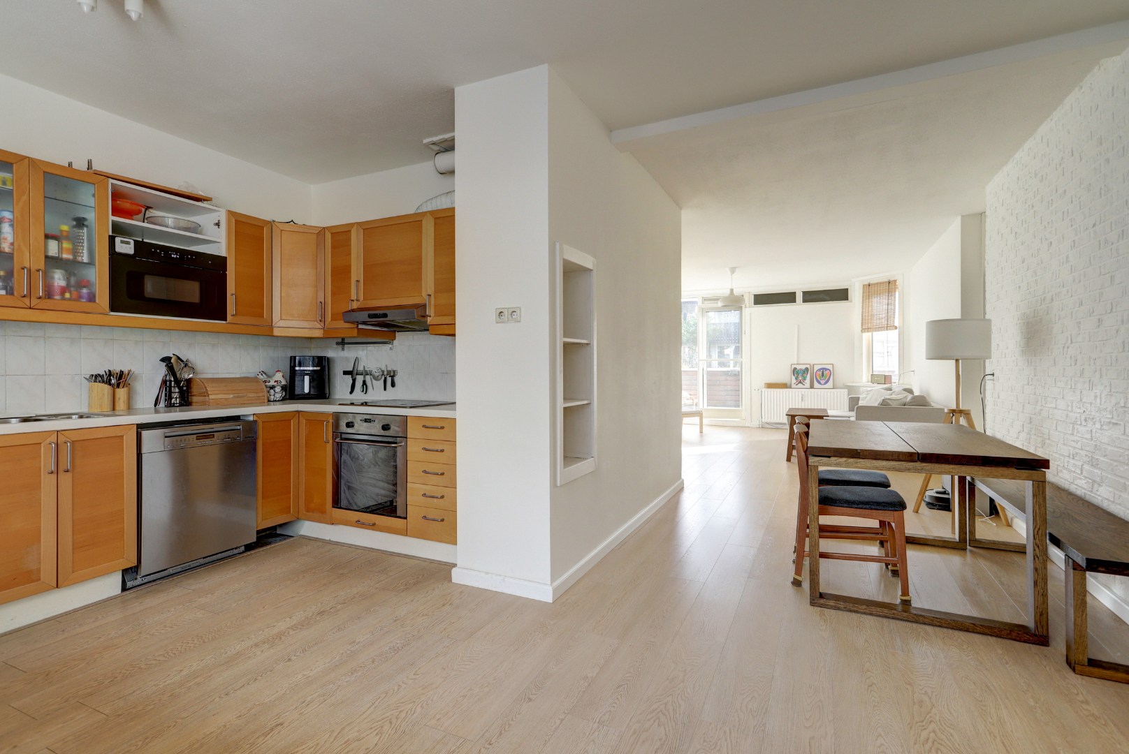 Ruime 4- (voorheen 5) kamer woning op 1e etage met riant terras van 45 m² en een berging en overdekte parkeerplaats op begane grond. 