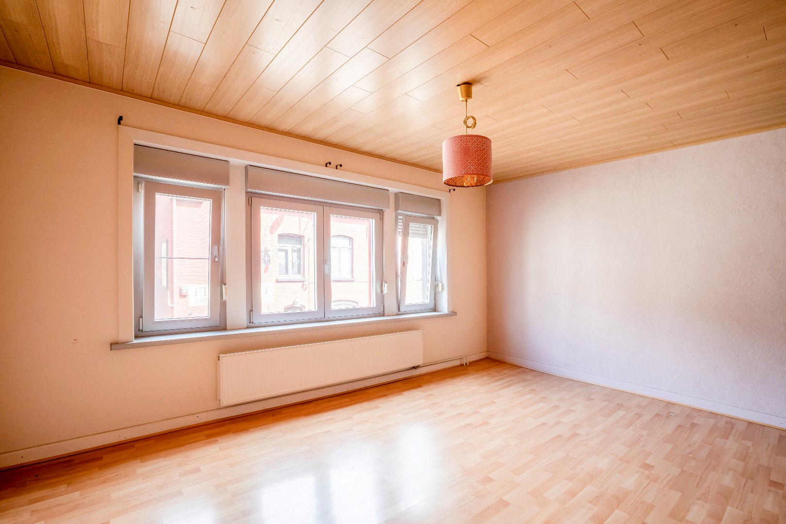 Toffe woning in rij met ingerichte tuin en garagebox 