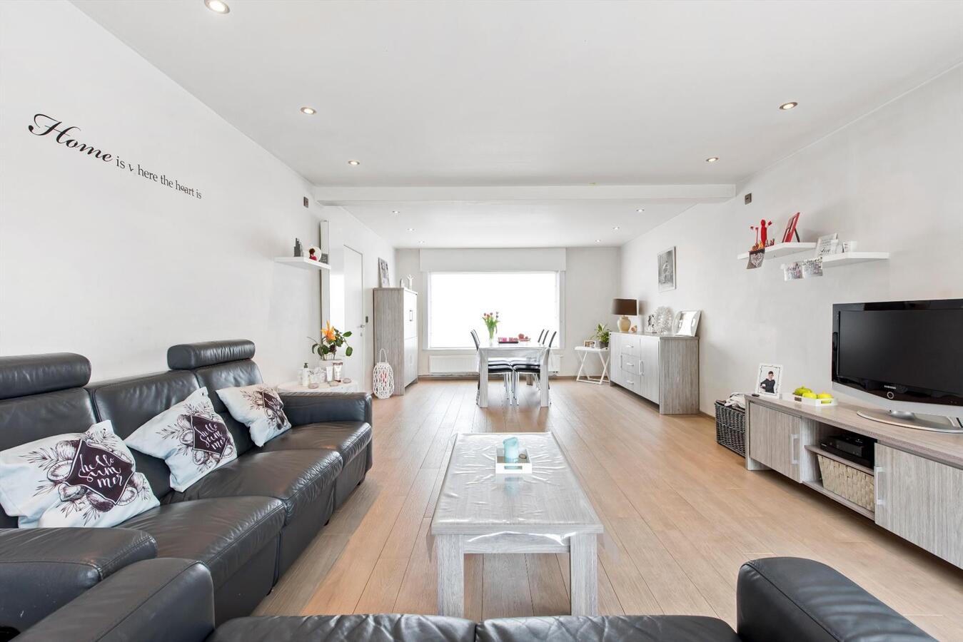 Prachtig gerenoveerde woning met 3 slaapkamers en zongerichte tuin. 